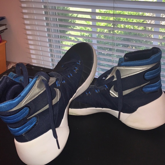 nike basketball shoes. - Picture 2 of 5